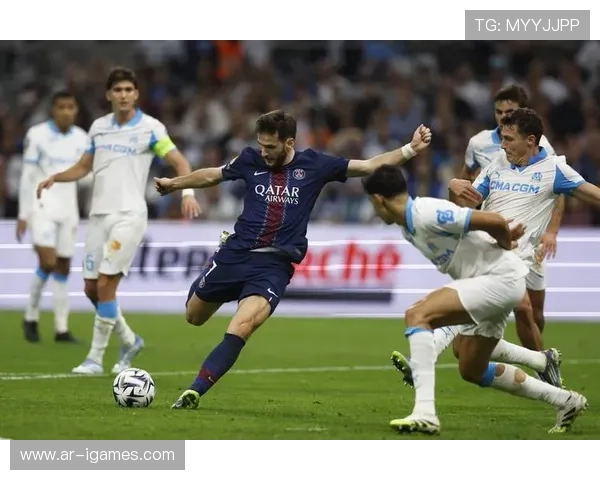 马赛vs巴黎FC比赛气温骤降,球员改用保暖装备 马赛vs巴黎FC比赛气温骤降,球员改用保暖装备